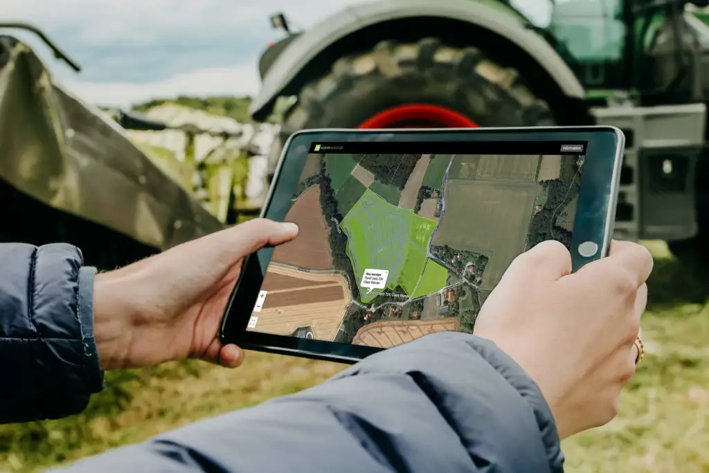 Feldkarte des Agrarmonitors auf einem Tablet im Feld