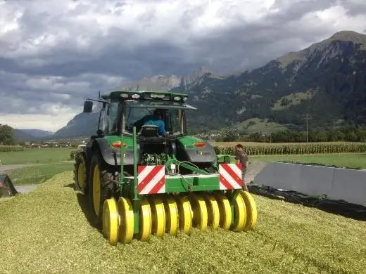 Häckseln: Fahrsilo und Ballen